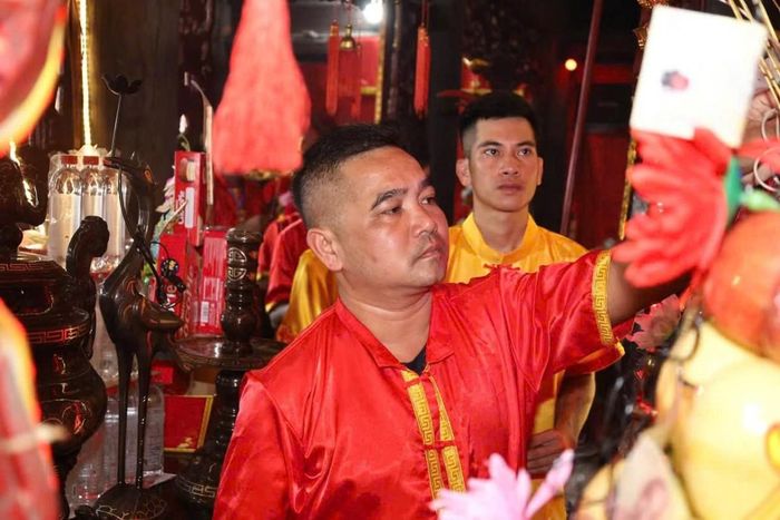 Chủ các ông trâu đấu giải làm Lễ dâng hương