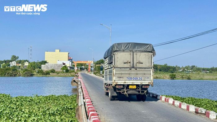 Sau 4 thập kỷ đưa vào sử dụng, nhiều vị trí trên cây cầu đã bộc lộ sự xuống cấp. Ngoài ra, cầu Đò Mốc còn là cầu tràn nên thường xuyên bị nước lũ nhấn chìm vào mùa mưa. Có thời điểm nước dâng cao từ 1 - 1,6m khiến tuyến giao thông bị chia cắt hoàn toàn. 