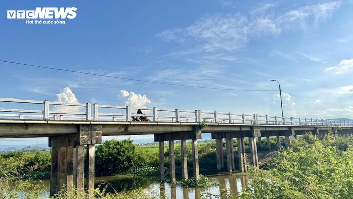 Cách cầu Đò Mốc không xa, cầu Văn Hà 1 (xã Lân Phong) nằm trên tuyến Giếng Tiên - Biển Thạch Thang cũng đang lâm vào tình cảnh rệu rã từng ngày. Được xây dựng từ năm 2000, sau hơn 25 năm khai thác, nhiều hạng mục của cây cầu dài gần 200m này đã hư hỏng nặng.