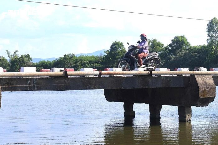 Đối với cầu Đò Mốc, qua tìm hiểu, hiện Ban Quản lý dự án đầu tư xây dựng các công trình dân dụng và công nghiệp tỉnh Quảng Ngãi đã trình UBND tỉnh đề xuất chủ trương đầu tư dự án xây dựng cầu và đường dẫn với tổng kinh phí dự kiến khoảng 140 tỷ đồng từ nguồn ngân sách tỉnh. Nếu được thông qua, dự án sẽ triển khai trong giai đoạn 2027-2029. Cầu mới sẽ thay thế hoàn toàn cầu tràn hiện hữu, đồng thời xây dựng hệ thống đường dẫn hai đầu cầu, bảo đảm kết nối đồng bộ giữa hai bờ sông Thoa.