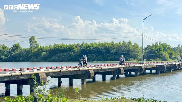 Cầu dài khoảng 156m, mặt cầu chỉ rộng 4,5m, nhưng lại không có lan can bảo vệ, khiến việc lưu thông luôn tiềm ẩn rủi ro, nhất là khi hai xe tránh nhau hoặc vào ban đêm.