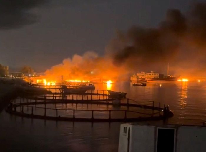 Khói bốc lên từ một cảng gần eo biển Hormuz sau cuộc tấn công của Mỹ tại Kuhestak, tỉnh Hormozgan, Iran. (Ảnh: Mạng xã hội/Reuters)