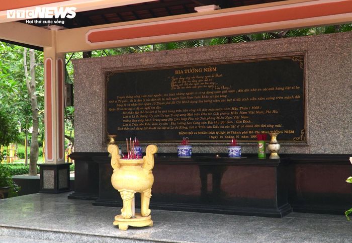 Bia tưởng niệm liệt sĩ Trần Văn Kiểu và liệt sĩ Lê Thị Riêng tại Công viên Lê Thị Riêng.