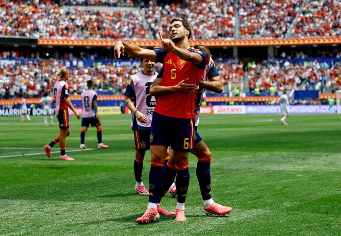 Cầu thủ dự bị Mikel Merino ghi bàn ở phút 91 cho Tây Ban Nha. (Ảnh: Reuters)
