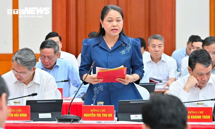 Phó Chánh Văn phòng Thường trực Văn phòng Trung ương Đảng Nguyễn Thị Thu Hà trình bày báo cáo tại hội nghị.
