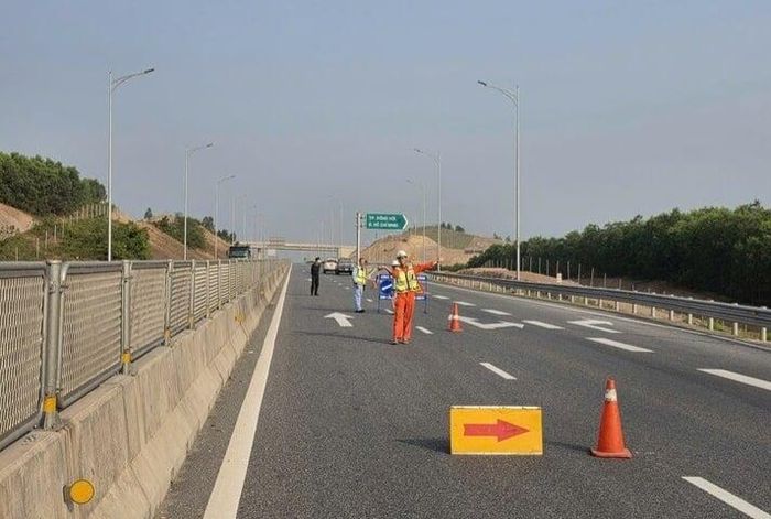 Vào tháng 4/2026 lực lượng chức năng tạm đóng một số đoạn cao tốc Bắc - Nam qua Quảng Trị để lắp giá long môn thuộc hệ thống giám sát và thu phí.
