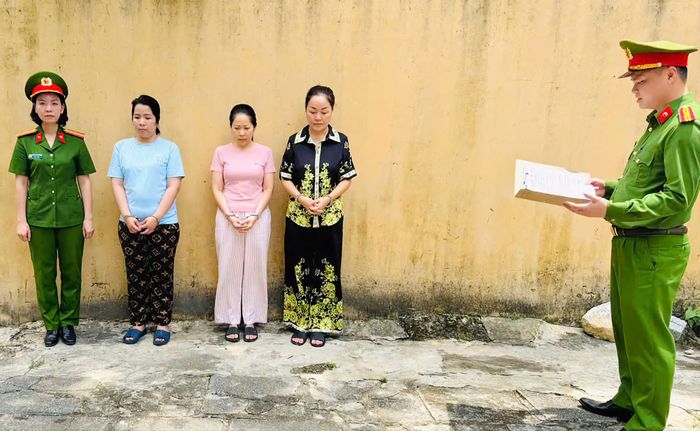 Các bị can Trần Tiễn Như Nghi mặc áo màu xanh; Nguyễn Thị Liên mặc áo màu hồng (chủ tiệm vàng Ngọc Tâm) và Hoàng Thị Thanh Nga mặc áo màu đen hoa vàng (chủ tiệm vàng Ngọc Châu Âu). (Ảnh: Công an Thanh Hóa)