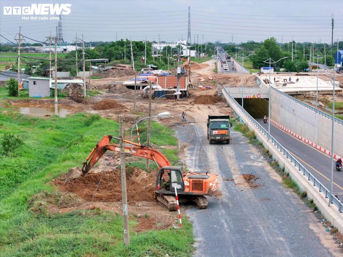 Đại diện nhà thầu cho biết đơn vị đang thi công tổ hợp ván khuôn phục vụ sản xuất dầm và lắp đặt cẩu long môn cho hạng mục sản xuất dầm SPT. Đến nay, nhà thầu đã hoàn thành thi công cọc khoan nhồi các trụ T2, T3 và T4 gồm 27 cọc khoan nhồi đường kính 1,2 m, chiều dài từ 50 - 51 m, đồng thời tiếp tục lắp đặt cẩu long môn phục vụ công tác sản xuất dầm.
