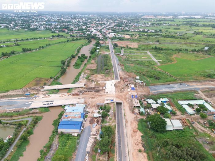 Dự án cao tốc TP.HCM - Mộc Bài dài 51 km đang được các nhà thầu đồng loạt triển khai nhiều mũi thi công với các hạng mục như phát quang mặt bằng, thi công đường gom dân sinh, cầu vượt ngang và chuẩn bị sản xuất dầm cầu.