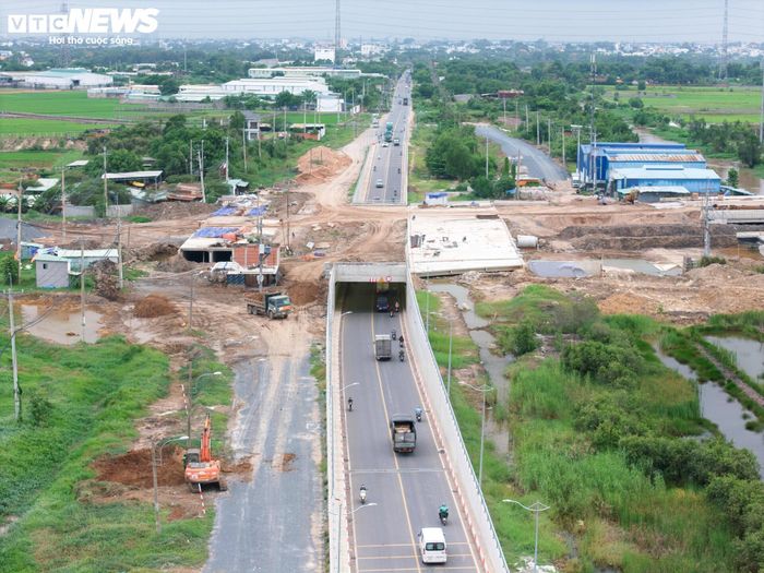 Theo phương án điều chỉnh, diện tích thu hồi đất được cập nhật khoảng 216 ha với khoảng 2.090 trường hợp bị ảnh hưởng. Tại vị trí xây dựng cầu vượt ngang Tỉnh lộ 8, liên danh Trung Nam E&C và Tập đoàn Quang Phúc đã triển khai thi công nhiều hạng mục.