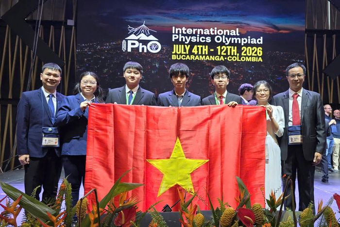 Bích Ngọc (áo dài trắng bên phải) góp 1 Huy chương Vàng Olympic Vật lý Quốc tế năm 2026 cho đoàn Việt Nam. (Ảnh: Moet)