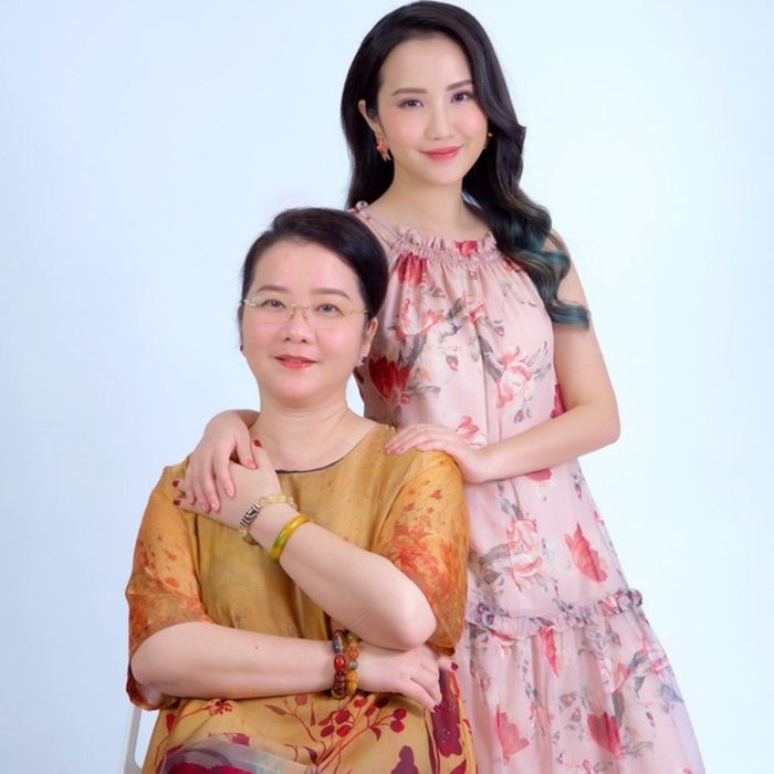Ngoài đời, bà Võ Thị Xuân Trang còn được nhiều người biết khi là mẹ của Primmy Trương.