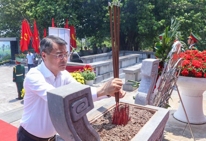 Thủ tướng Lê Minh Hưng dâng hương tại Đài tưởng niệm Anh hùng Liệt sĩ tỉnh Phú Thọ. (Ảnh: Nhật Bắc/VGP)