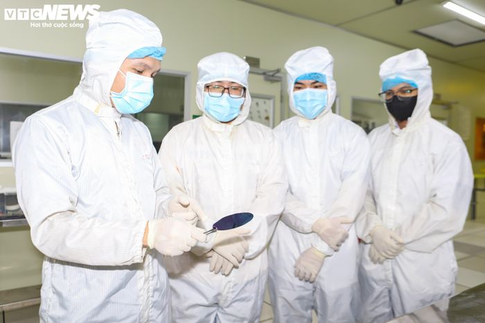 Các nhà khoa học lựa chọn phát triển linh kiện trên nền vật liệu oxit crom vô định hình (CrOₓ). (Ảnh: Ngọc Duy)