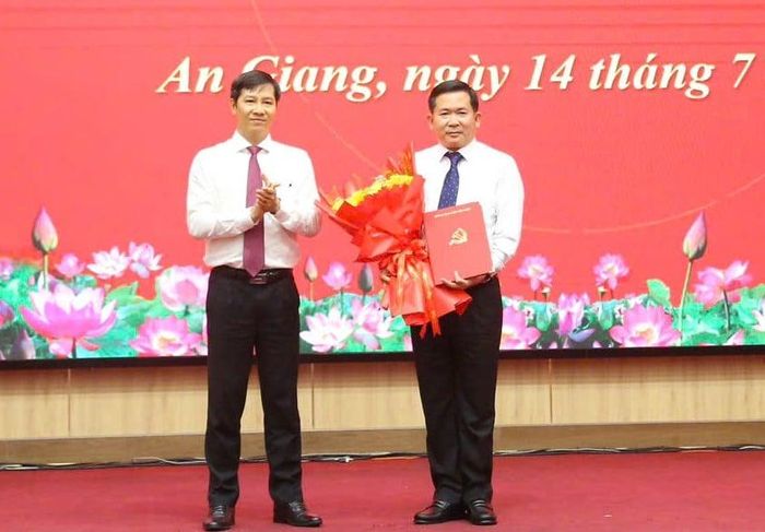 Ông Nguyễn Thành Tâm, Phó trưởng Ban Tổ chức Trung ương trao quyết định và tặng hoa cho ông Đinh Văn Nơi. (Ảnh: Tiến Dũng)