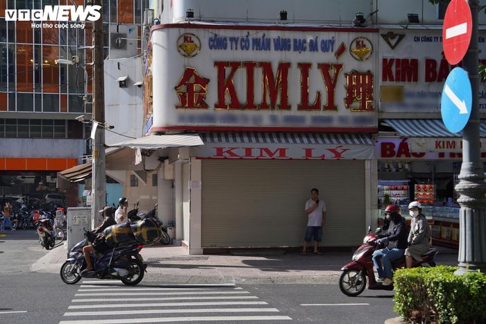 Trong khi đó, cửa hàng Kim Lý trên đường An Dương Vương (phường An Đông) cũng trong tình trạng cửa đóng then cài.