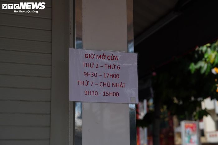 Bên ngoài cửa hàng vẫn treo bảng thông báo lịch làm việc nhưng không có nhân viên hay khách đến giao dịch.