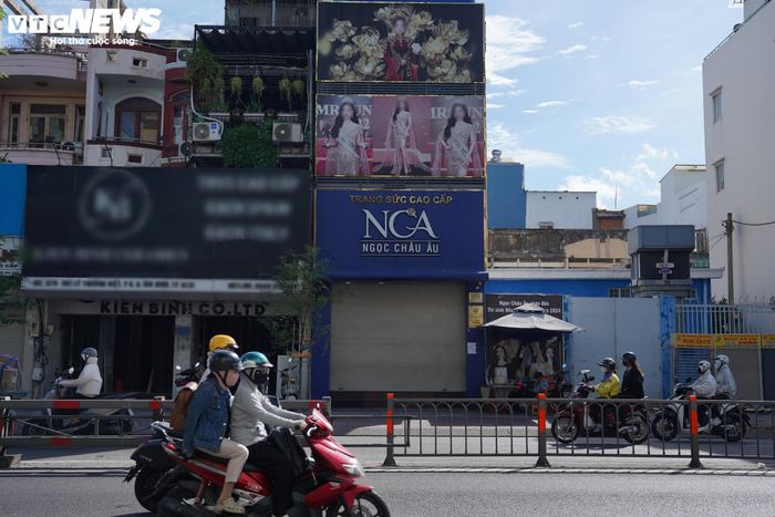 Ghi nhận tại hai cửa hàng của thương hiệu Ngọc Châu Âu trên đường Trần Hưng Đạo (phường Chợ Quán) và đường Lý Thường Kiệt (phường Tân Hòa), các cửa hàng đều đóng cửa, không có hoạt động mua bán. Bên ngoài dán thông báo tạm ngừng kinh doanh, phía trước chỉ còn bảo vệ túc trực.