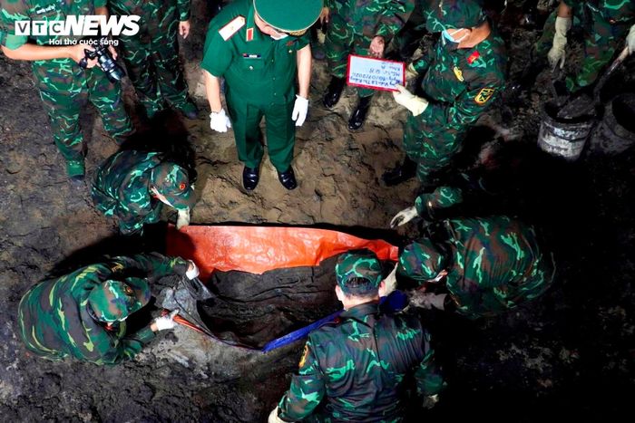 Công tác tìm kiếm, quy tập hài cốt liệt sĩ tại Công viên Lê Thị Riêng.