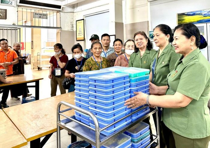 Những suất cơm nhân ái được các hội viên Hội Cựu Thanh niên xung phong phường Yên Hòa trao tận tay bệnh nhân và người nhà tại Viện Huyết học - Truyền máu Trung ương, tiếp thêm sự sẻ chia đối với các gia đình có hoàn cảnh khó khăn. Ảnh: Hội Cựu thanh niên xung phong phường Yên Hòa