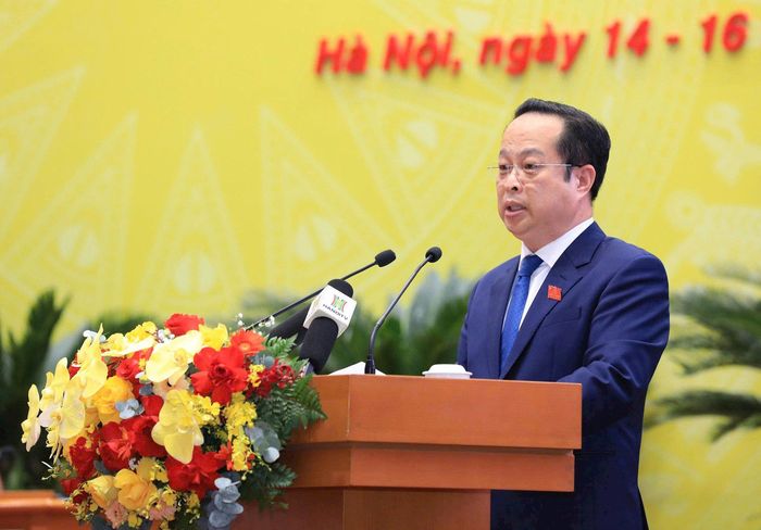 Phó Chủ tịch Thường trực HĐND thành phố Trần Thế Cương báo cáo về hoạt động của HĐND thành phố trong 6 tháng đầu năm 2026. Ảnh: Thành Thái
