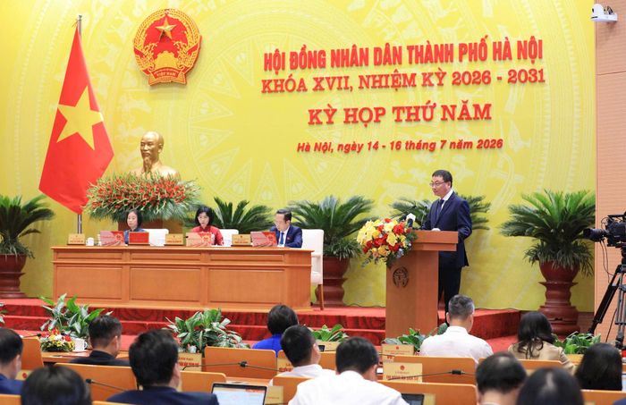 Viện trưởng Viện Kiểm sát nhân dân thành phố Hà Nội Nguyễn Hoài Nam trình bày báo cáo tại kỳ họp HĐND thành phố Hà Nội khóa XVII. Ảnh: Thành Thái