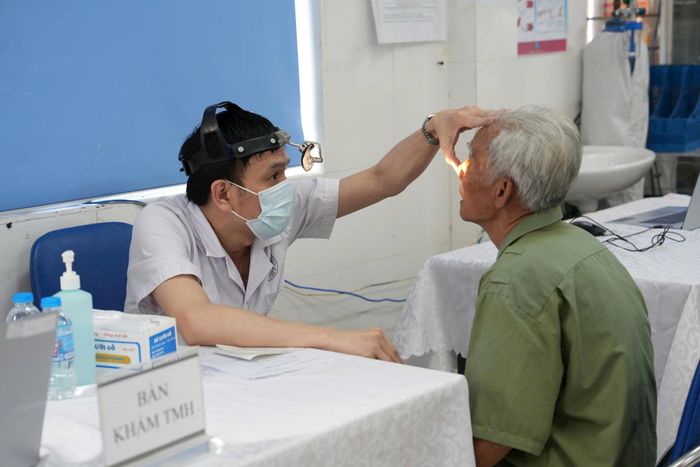 Các y, bác sĩ khám bệnh cho người có công. Ảnh: Vân Thư