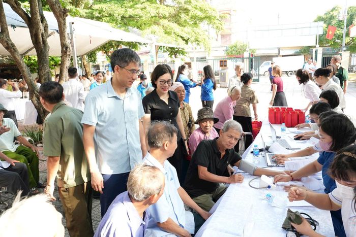 Lãnh đạo xã Thuận An thăm, động viên tại chương trình khám bệnh, tư vấn sức khỏe, tặng quà đối tượng chính sách. Ảnh: Vân Thư