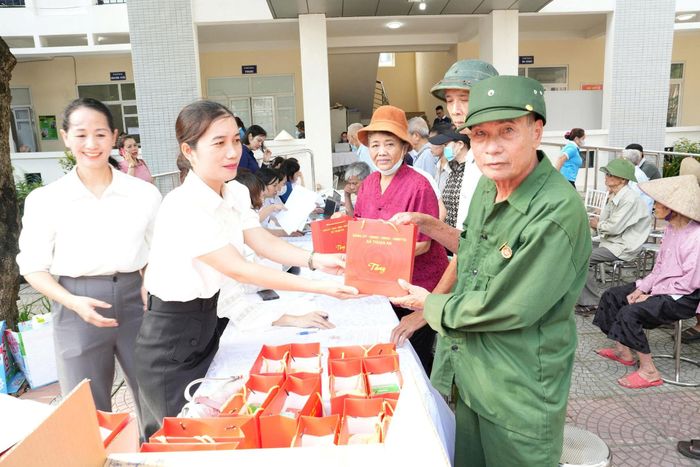 Nhiều phần quà được trao tặng đến thương binh, bệnh binh và gia đình chính sách. Ảnh: Vân Thư