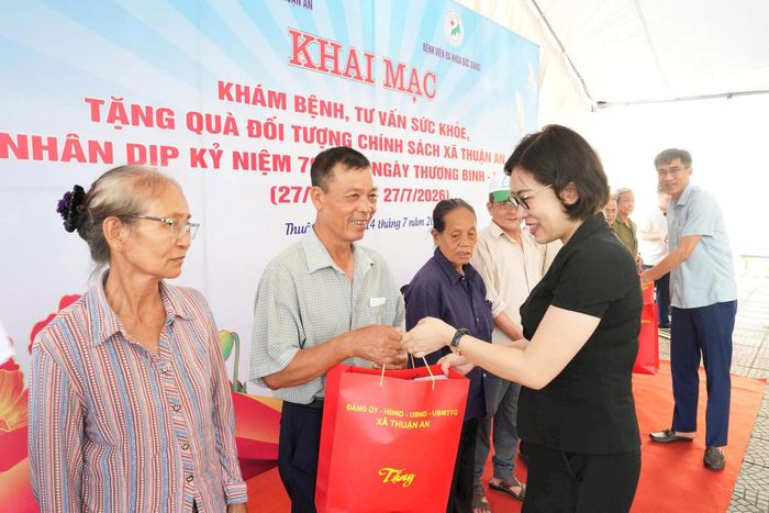 Phó Chủ tịch UBND xã Thuận An Nguyễn Thanh Hương trao quà đến các gia đình chính sách. Ảnh: Vân Thư