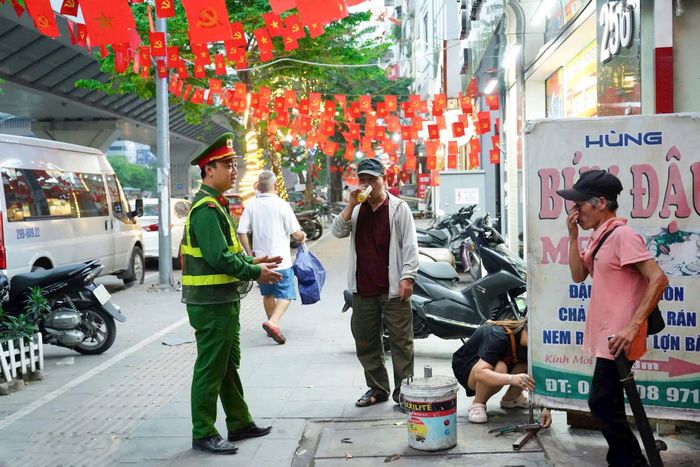Lực lượng công an phường Tương Mai thường xuyên duy trì các đợt kiểm tra, nhắc nhở người dân về trật tự đô thị.