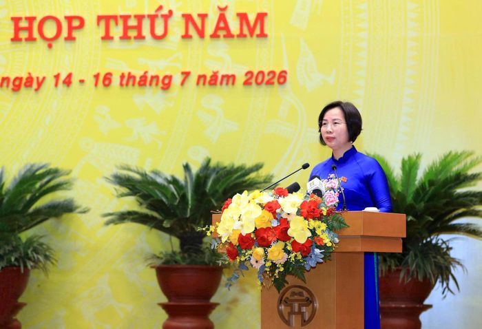 Chủ tịch Ủy ban MTTQ Việt Nam thành phố Hà Nội Bùi Huyền Mai trình bày tóm tắt kết quả hoạt động của Ủy ban MTTQ Việt Nam các cấp thành phố tham gia xây dựng chính quyền trong 6 tháng đầu năm 2026. Ảnh: Thành Thái