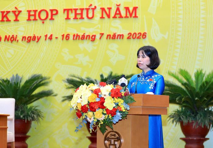 Trưởng ban Khoa học, Công nghệ và Môi trường HĐND thành phố Nguyễn Thị Diễm Hằng báo cáo tại kỳ họp. Ảnh: Thành Thái