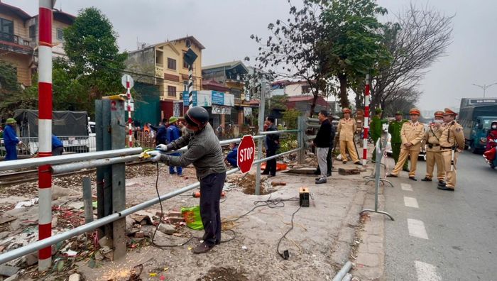 Hà Nội là một trong những địa phương quyết liệt xóa lối đi tự mở qua đường sắt. ẢNh: VNR
