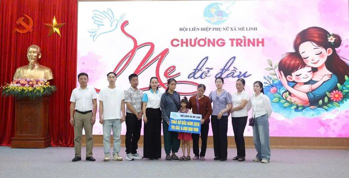 Hội LHPN xã Mê Linh trao tiền ủng hộ từ chương trình "Mẹ đỡ đầu" cho em Yến Nhi. Ảnh: PV