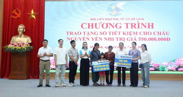 Hội LHPN xã Mê Linh trao tặng sổ tiết kiệm trị giá 550 triệu đồng cho đại diện gia đình em Yến Nhi. Ảnh: PV