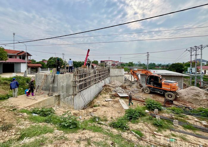 Trạm bơm Cẩm Hà 1 đang được thi công hết sức khẩn trương. Ảnh: Tùng Nguyễn.