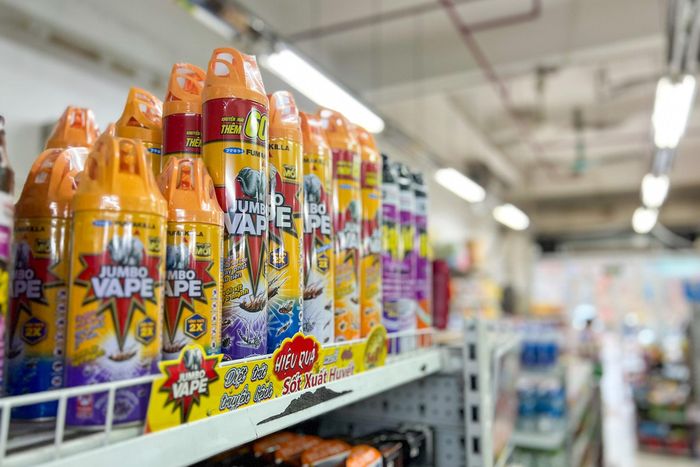 Sản phẩm hóa chất diệt côn trùng được xếp tại quầy riêng biệt, cách xa thực phẩm trong một hiệu tạp hóa ở xã Đại Thanh, Hà Nội. Ảnh: Khánh Huy