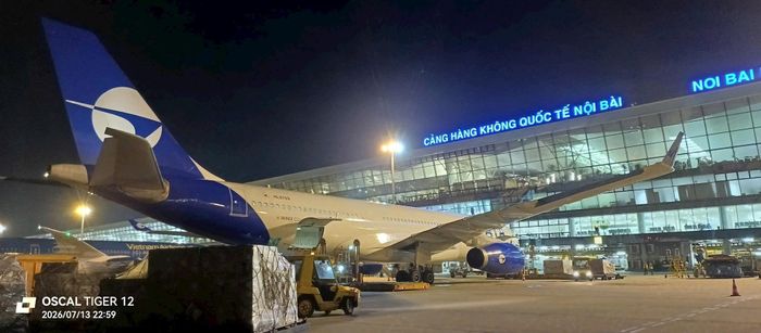 Chuyến bay thường lệ đầu tiên của Parata Air (Hàn Quốc) hạ cánh an toàn tại Cảng hàng không quốc tế Nội Bài đêm 13-7. Ảnh: Phan Công