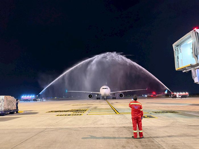 Cảng hàng không quốc tế Nội Bài đã triển khai nghi thức phun vòi rồng chào đón chuyến bay mang số hiệu WE271. Ảnh: Phan Công