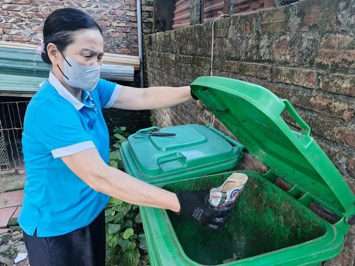 Rác hữu cơ được các hội viên phụ nữ xã Phú Xuyên tiến hành phân loại, xử lý làm phân bón cho cây trồng. Ảnh: PV