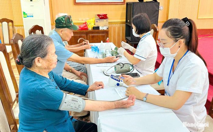 Y, bác sĩ Trạm Y tế xã Đại Thanh khám sức khỏe cho các bác là người có công, thân nhân người có công trên địa bàn xã. Ảnh: MD