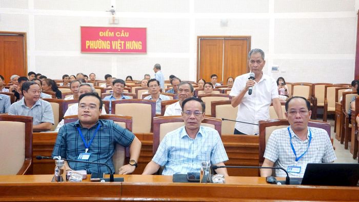 Thành viên các tổ công tác nêu câu hỏi tại hội nghị. Ảnh: B.Duy