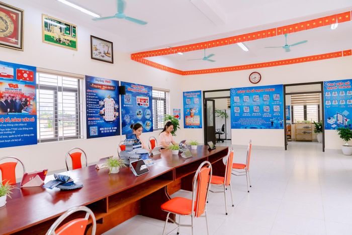 Nhà văn hóa số được trang bị máy tính, internet tốc độ cao và mã QR, hỗ trợ người dân tiếp cận các nền tảng, dịch vụ số. Ảnh: MK