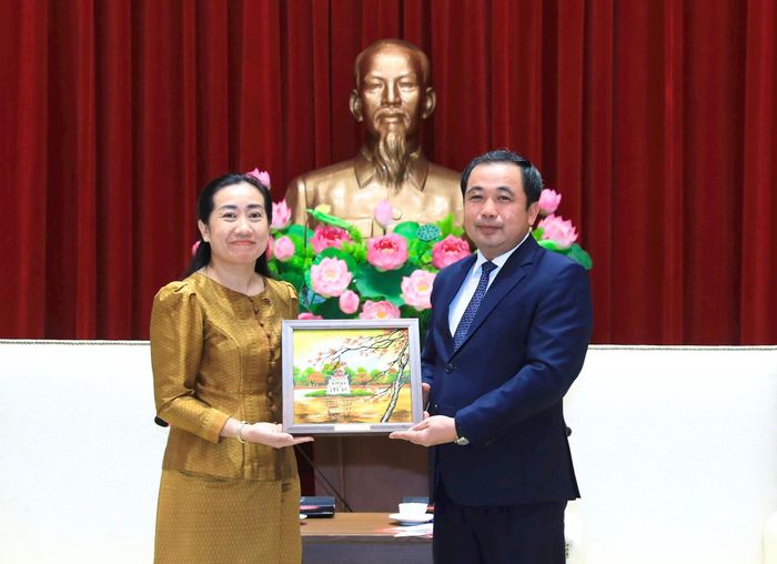 Bí thư Thành ủy Hà Nội Trần Đức Thắng (phải) trao quà lưu niệm của thành phố cho Đại sứ Campuchia Touch Sopharath. Ảnh: Quang Thái