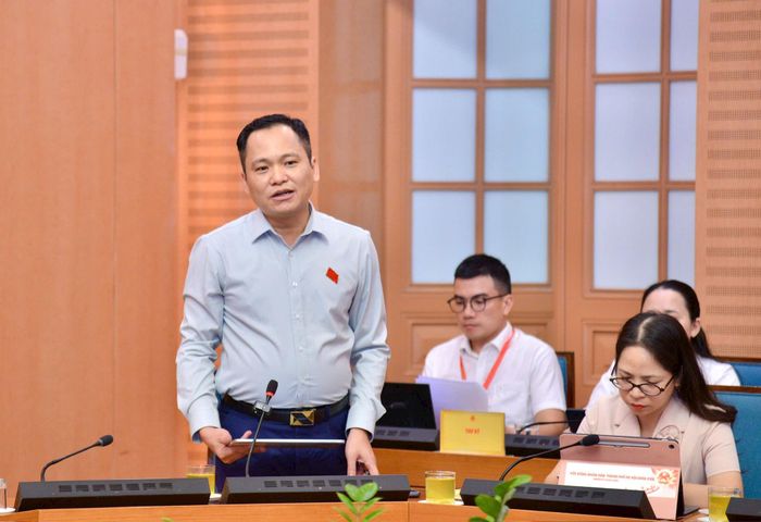 Đại biểu Trần Đức Phương, Ủy viên chuyên trách Ban Khoa học, Công nghệ và Môi trường HĐND thành phố phát biểu. Ảnh: Viết Thành