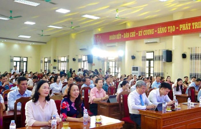 Các đại biểu tham dự Hội nghị ra mắt mô hình chủ động phòng, chống dịch bệnh truyền nhiễm tại xã Ô Diên. Ảnh: Đinh Hiền