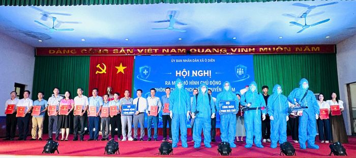Các lực lượng tham gia mô hình chủ động phòng, chống dịch bệnh truyền nhiễm ra mắt. Ảnh: Đinh Hiền