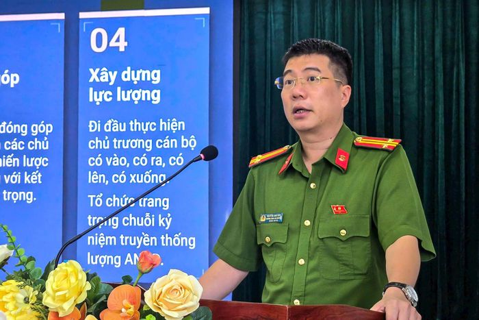 Trung tá Nguyễn Anh Đức - Trưởng Công an phường Ngọc Hà tiếp thu ý kiến chỉ đạo tại hội nghị. Ảnh: DK