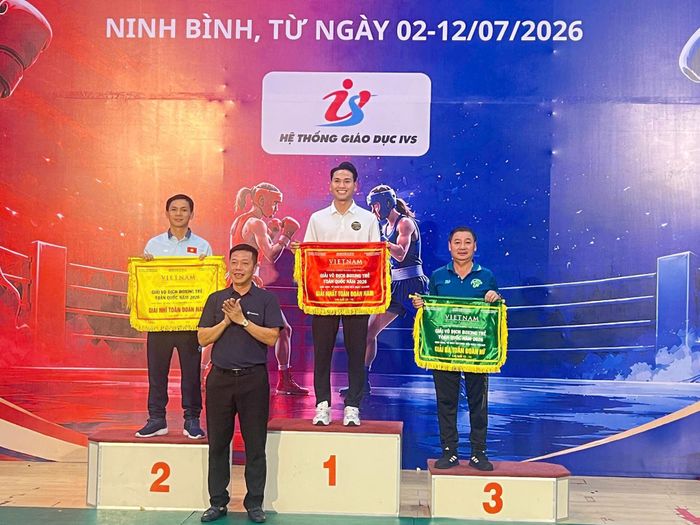 Đoàn Hà Nội nhận cờ Nhất toàn đoàn lứa tuổi 13-14 nam tại Giải vô địch boxing trẻ toàn quốc 2026. Ảnh: Boxing Hà Nội